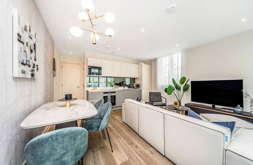 Munster Apartment | Pass the Keys | Contemporary Fulham Penthouse with Large Balcony