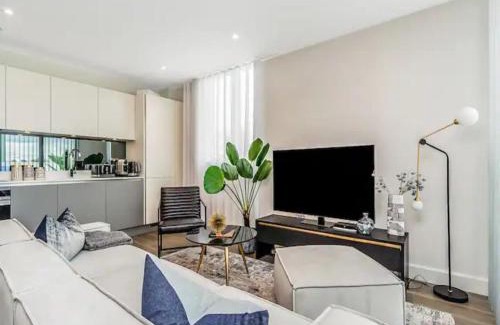 Munster Apartment | Pass the Keys Contemporary Fulham Penthouse with Large Balcony