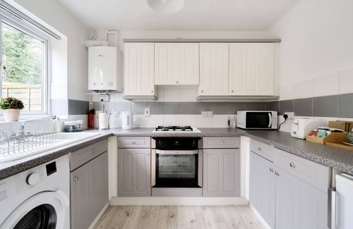 Walton-on-Thames House | Pass the Keys | Cosy 2BR Home in Walton