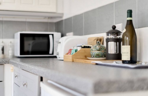 Walton-on-Thames House | Pass the Keys | Cosy 2BR Home in Walton