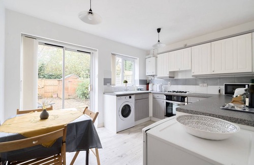Walton-on-Thames House | Pass the Keys | Cosy 2BR Home in Walton
