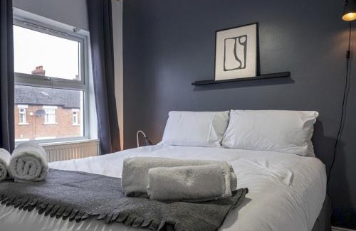 Ormeau House | Pass the Keys Cosy 2BR Home Ormeau Road Lots of Amenities