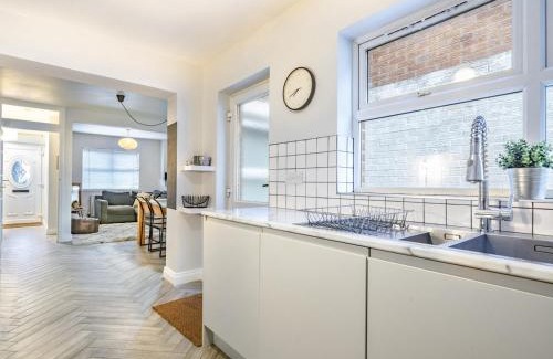 Ormeau House | Pass the Keys Cosy 2BR Home Ormeau Road Lots of Amenities