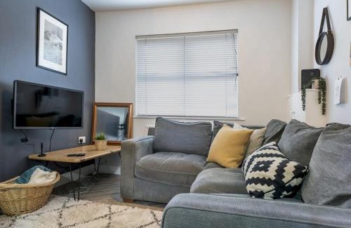 Ormeau House | Pass the Keys Cosy 2BR Home Ormeau Road Lots of Amenities