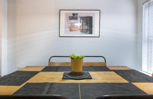 Ormeau House | Pass the Keys Cosy 2BR Home Ormeau Road Lots of Amenities