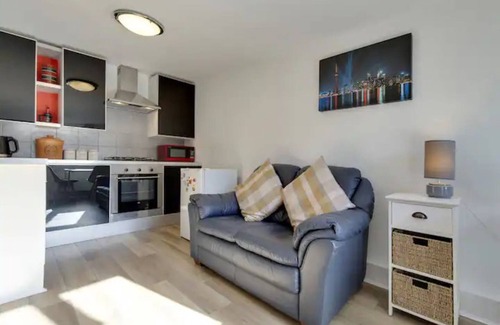 Cambridge House | Pass the Keys | Cosy Cabin in Central Cambridge Free Parking