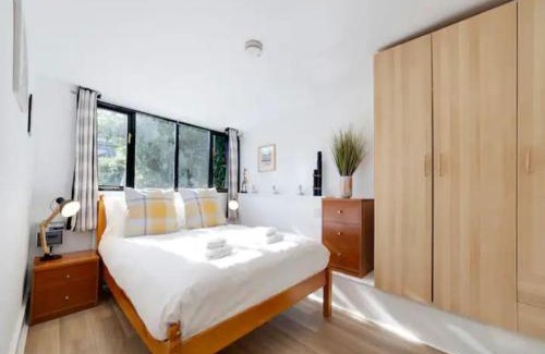 Cambridge House | Pass the Keys Cosy Cabin in Central Cambridge Free Parking