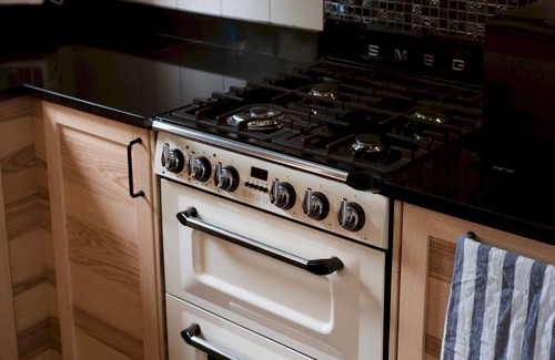 Paisley Apartment | Pass the Keys | Cozy two bed flat near Glasgow Airport & Paisley