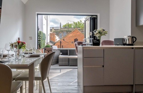 Shrewsbury Apartment | Pass the Keys | Dahlia Contemporary town centre apartment