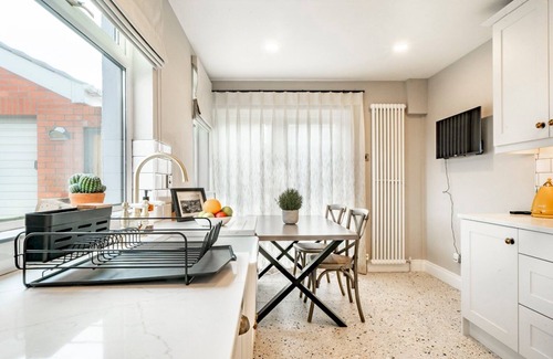 Belfast House | Pass the Keys | Exceptional Villa on Charming Tree-Lined Avenue