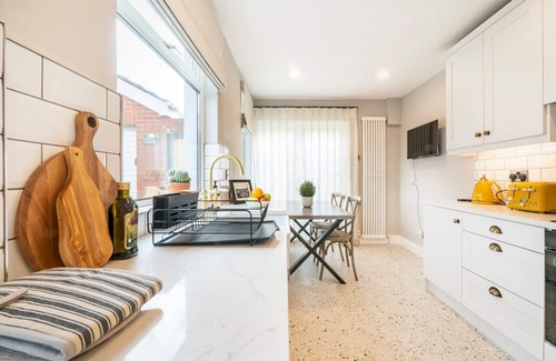 Belfast House | Pass the Keys | Exceptional Villa on Charming Tree-Lined Avenue