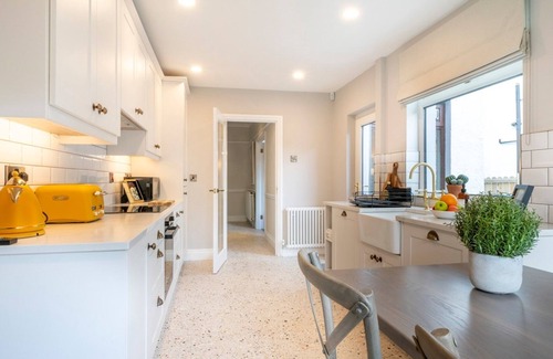 Belfast House | Pass the Keys | Exceptional Villa on Charming Tree-Lined Avenue