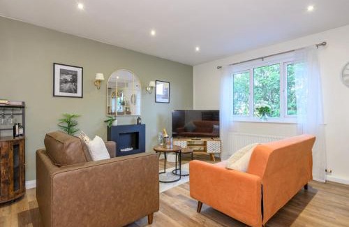 Shipley Apartment | Pass the Keys Family Friendly home in Baildon Court-Free Parking