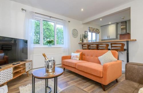 Shipley Apartment | Pass the Keys Family Friendly home in Baildon Court-Free Parking