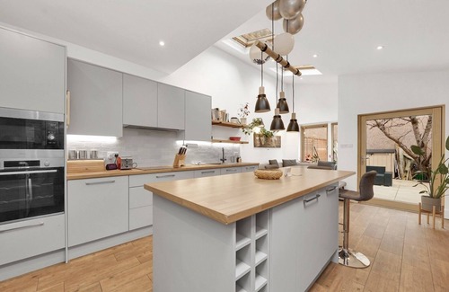 Newham House | Pass the Keys | Family home w/beautiful renovated kitchen!
