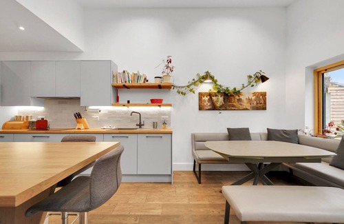 Newham House | Pass the Keys | Family home w/beautiful renovated kitchen!