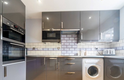 Canbury House | Pass the Keys | Family home with garden and free parking in Kingston