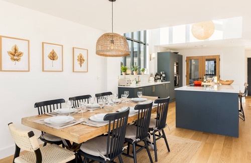 Cirencester House | Pass the Keys | Stunning 5 bedroom lake-house | hot tub | views