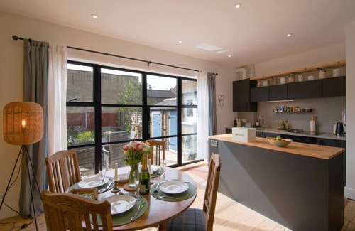 Southend-on-Sea House | Pass the Keys | Cosy Stylish house near Southend