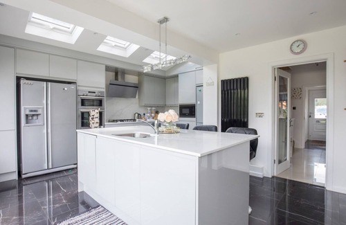 Old Windsor House | Pass the Keys | Gorgeous Family Home Near River Thames-Old Windsor