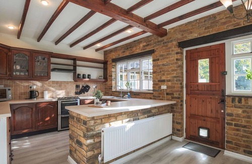 Wraysbury House | Pass the Keys | Idyllic Home in Picturesque Village of Wraysbury