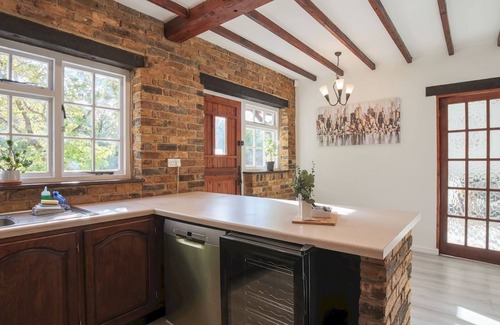 Wraysbury House | Pass the Keys | Idyllic Home in Picturesque Village of Wraysbury