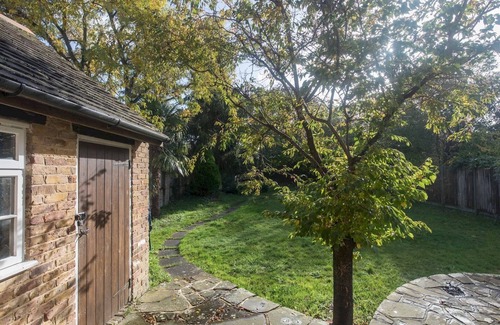 Wraysbury House | Pass the Keys | Idyllic Home in Picturesque Village of Wraysbury