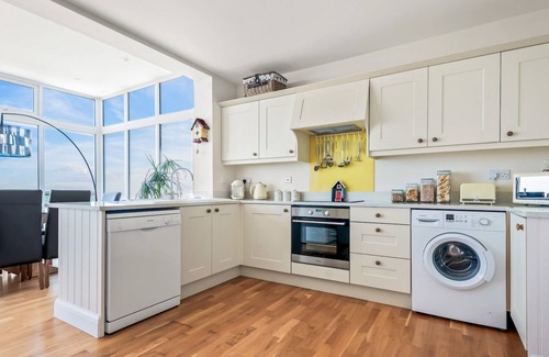 Herne Bay Apartment | Pass the Keys | Jarrahdale Beach House - Stunning Luxurious Holiday Pad by the sea