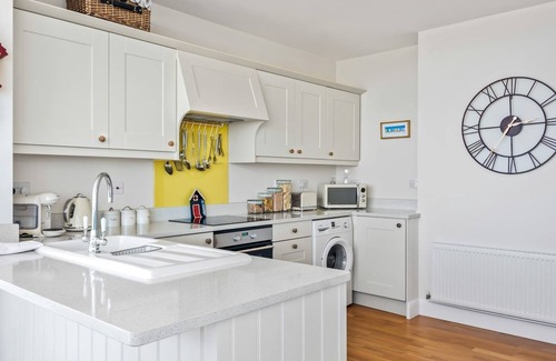 Herne Bay Apartment | Pass the Keys | Jarrahdale Beach House - Stunning Luxurious Holiday Pad by the sea