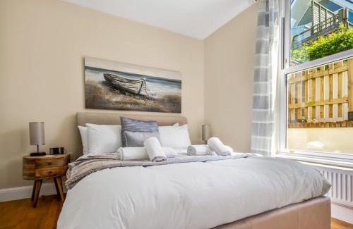 Herne Bay Apartment | Pass the Keys Jarrahdale Beach House - Stunning Luxurious Holiday Pad by the sea