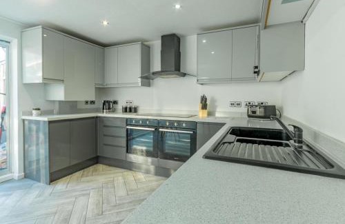 Basildon House | Pass the Keys Large 4 Bedroom Home Stunning views Contractor