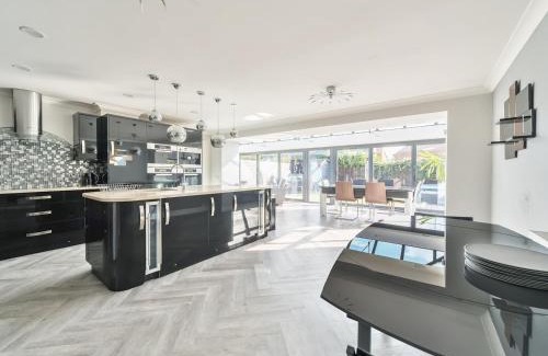 Sandford-on-Thames House | Pass the Keys Large Family Home Parking - Oxford