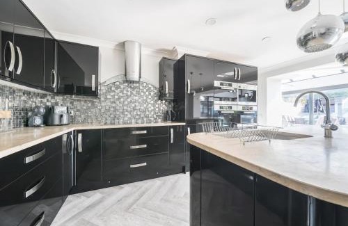 Sandford-on-Thames House | Pass the Keys Large Family Home Parking - Oxford