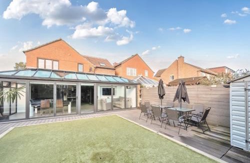 Sandford-on-Thames House | Pass the Keys Large Family Home Parking - Oxford