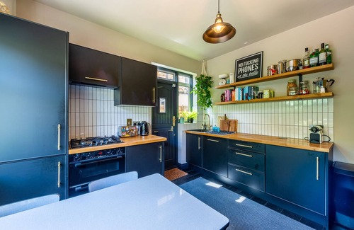 Lea Bridge Apartment | Pass the Keys | Little Leyton Garden Flat