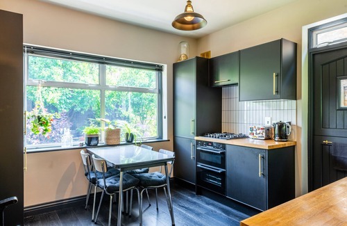 Lea Bridge Apartment | Pass the Keys | Little Leyton Garden Flat