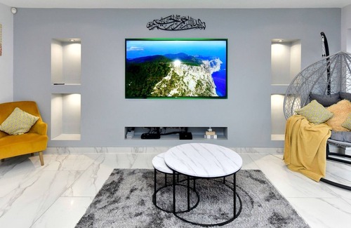 Cyncoed House | Pass the Keys | Luxury 4 Bedroom home only 10 mins From the City