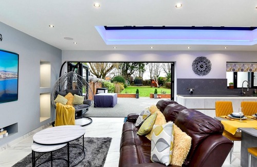 Cyncoed House | Pass the Keys | Luxury 4 Bedroom home only 10 mins From the City