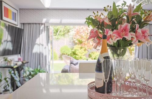 Winkfield House | Pass the Keys Luxury Villa with Hot Tub - 5 minutes to Legoland