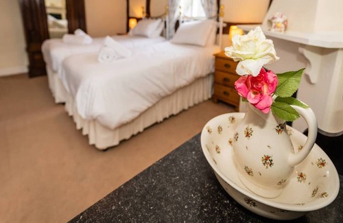 Munslow House | Pass the Keys | Malt House With Hot Tub Stunning Tudor Cottage