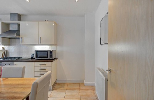 Wythenshawe House | Pass the Keys | Modern Townhouse With 3 Bathrooms