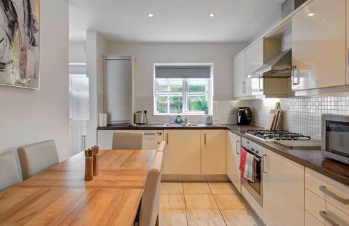 Wythenshawe House | Pass the Keys | Modern Townhouse With 3 Bathrooms