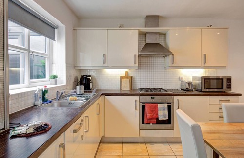 Wythenshawe House | Pass the Keys | Modern Townhouse With 3 Bathrooms