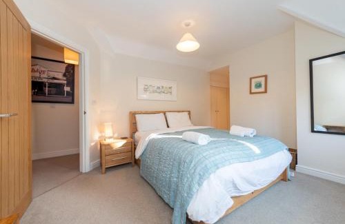 Elcot House | Pass the Keys Modern 3 Bedroom with Garden in Reading