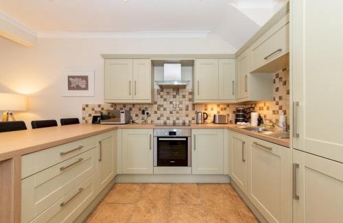 Elcot House | Pass the Keys Modern 3 Bedroom with Garden in Reading