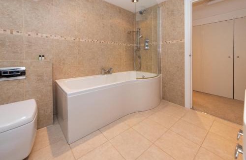 Elcot House | Pass the Keys Modern 3 Bedroom with Garden in Reading
