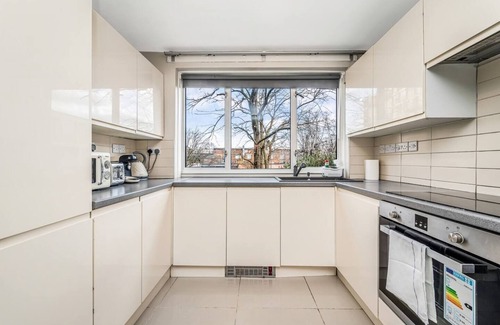 Stepney Green Apartment | Pass the Keys | Modern Apartment by Whitechapel Hospital