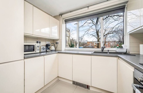 Stepney Green Apartment | Pass the Keys | Modern Apartment by Whitechapel Hospital