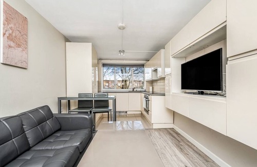 Stepney Green Apartment | Pass the Keys | Modern Apartment by Whitechapel Hospital