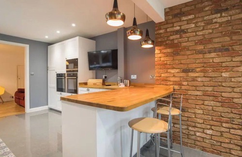 Camberley House | Pass the Keys | Modern 3-Bedroom House in Camberley w/Parking